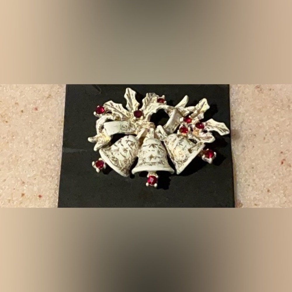 Dodds  vintage holiday bell brooch